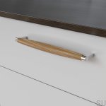 10210136--Uchwyt-meblowy-Podłużny-Hjo-256-Chrom-Polerowany-z-Drewnem-Dębowym-Twentytwo-Skandynawskie-Uchwyty_1