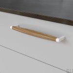10210133--Uchwyt-meblowy-Podłużny-Hjo-256-Biały-Mat-z-Drewnem-Dębowym-Twentytwo-Skandynawskie-Uchwyty_1