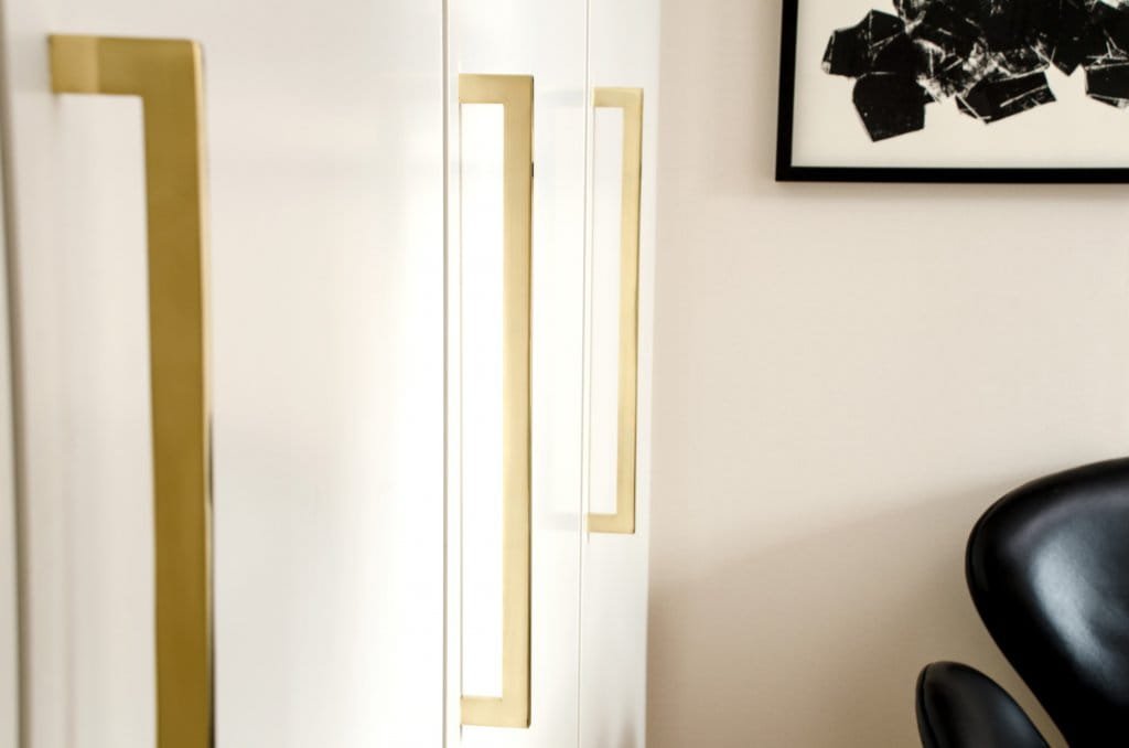 Ukazanie uchwytu na meblu