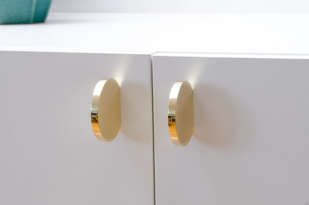 Gałki Globe 50 mosiądz polerowany na meblu