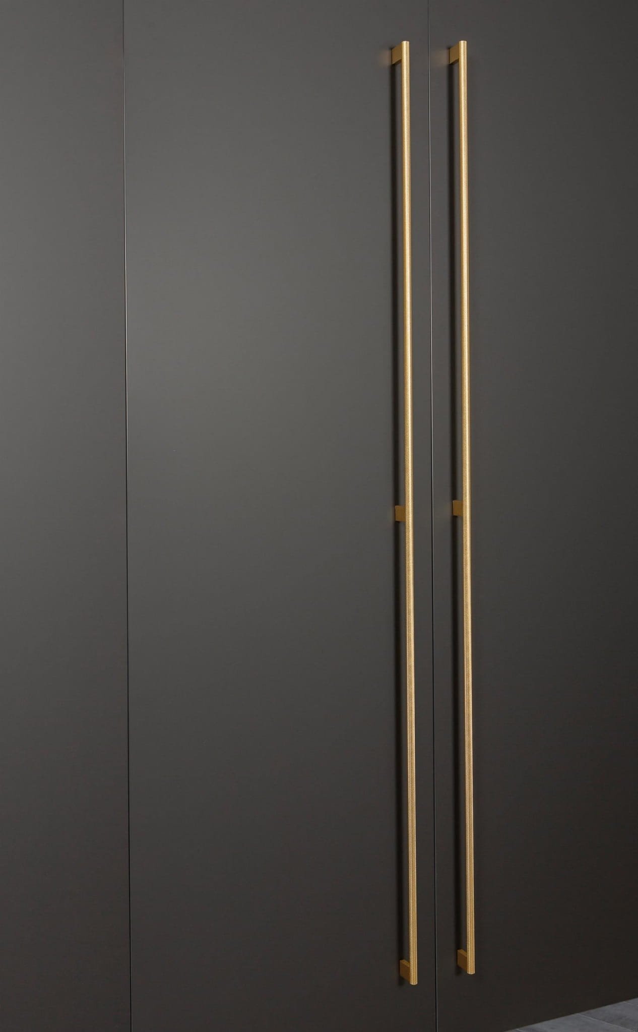 Zdjęcie przedstawia uchwyt meblowy podłużny z serii Graf Mini na meblu od Beslag Design