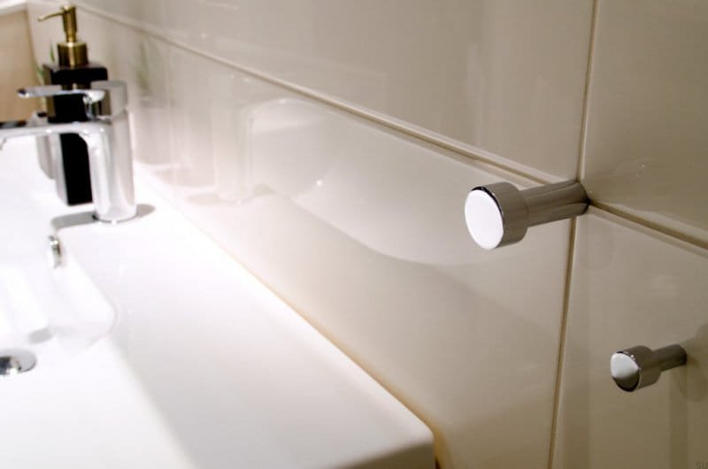 Wieszaki Dot w łazience