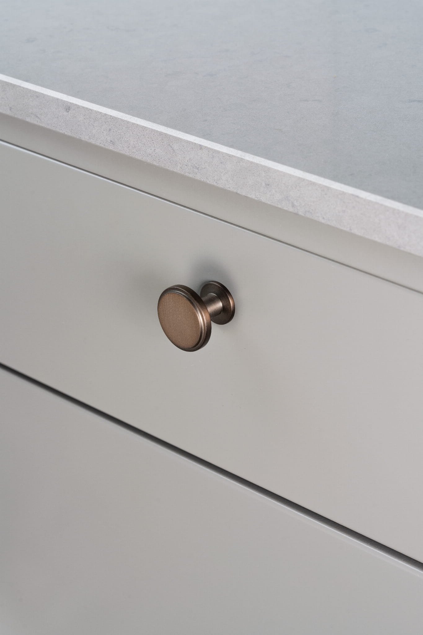 343309-11--Gałka-meblowa-Uno-Mosiężna-Palona-Beslag-Design-Skandynawskie-Uchwyty_2