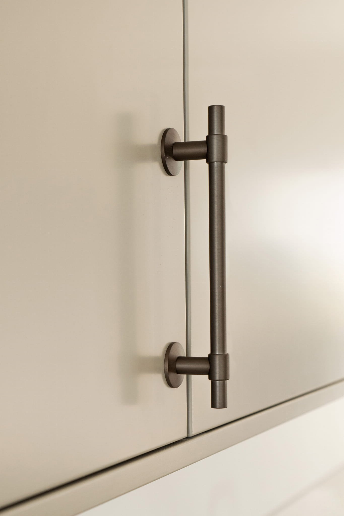 343305-11--Uchwyt-meblowy-podłużny-Uniform-128-Mosiężny-Palony-Beslag-Design-Skandynawskie-Uchwyty_3