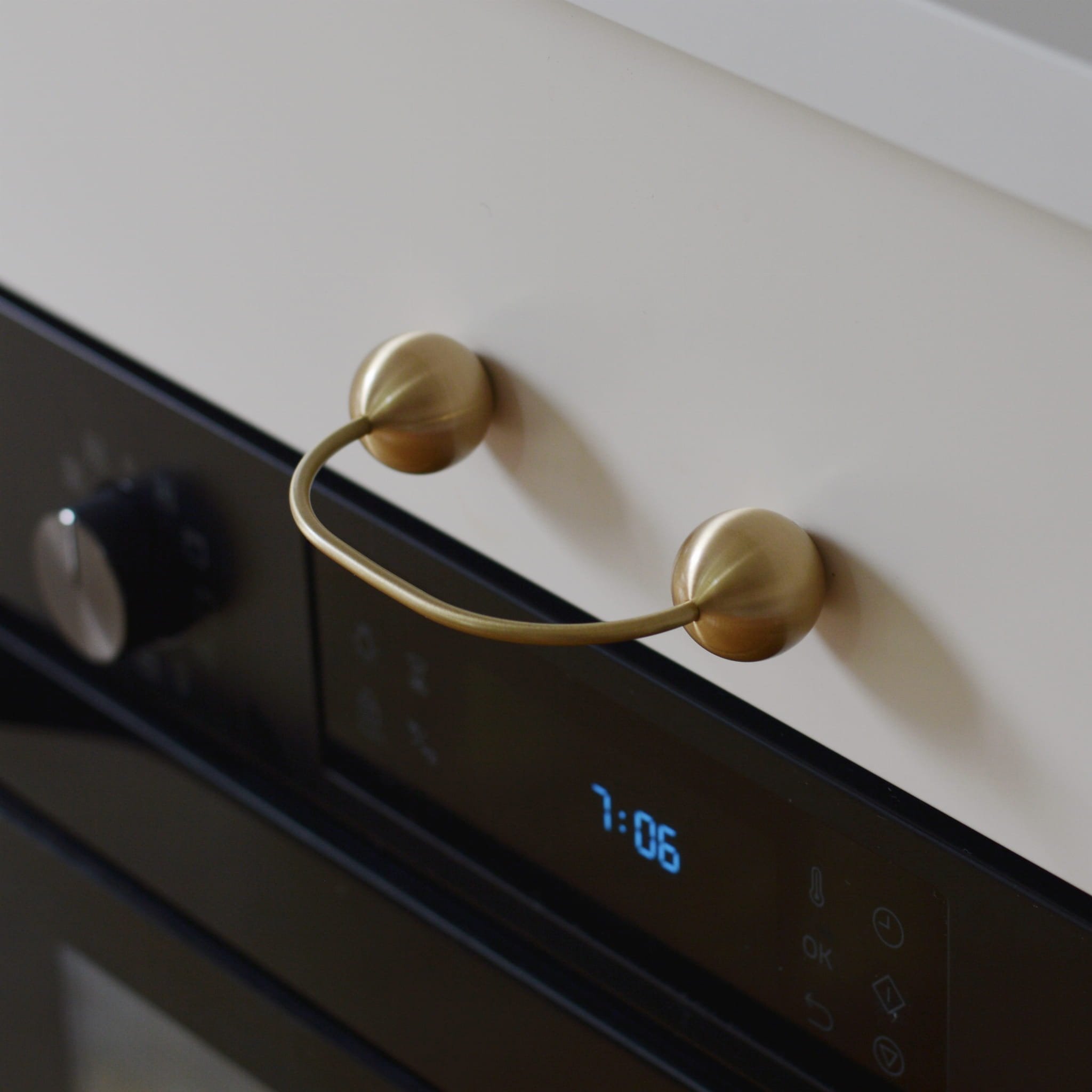 m_154--Uchwyt-Meblowy-Podłużny-Marbelo-10-96-Mosiężny-Szczotkowany-Nielakierowany-Marbelo-Skandynawskie-Uchwyty_3