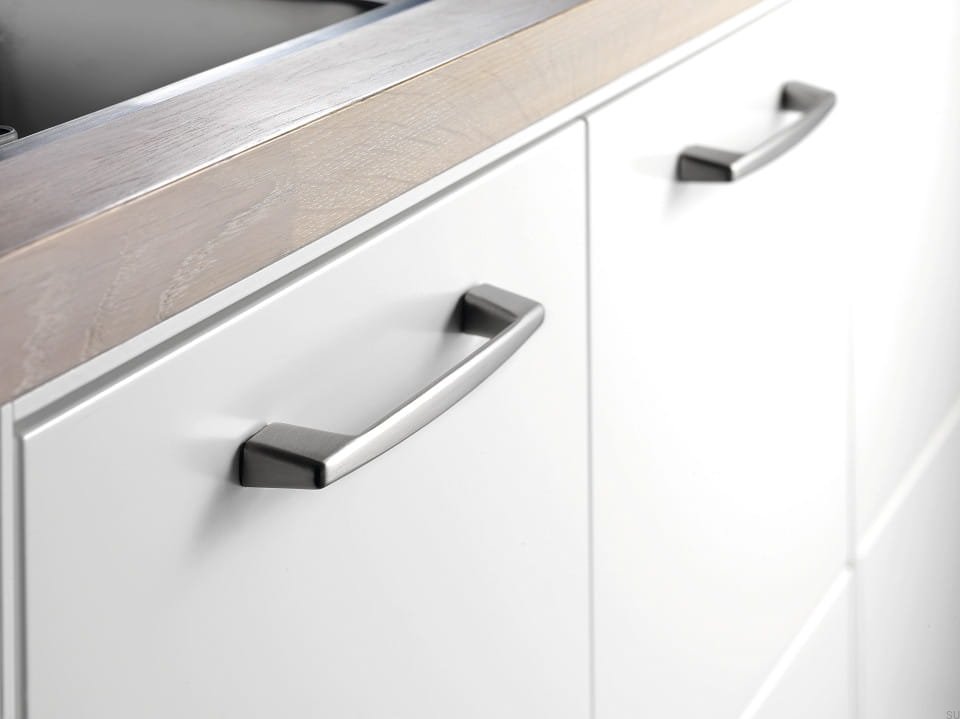 Zdjęcie przedstawia uchwyt meblowy podłużny na meblu z serii Car od Beslag Design