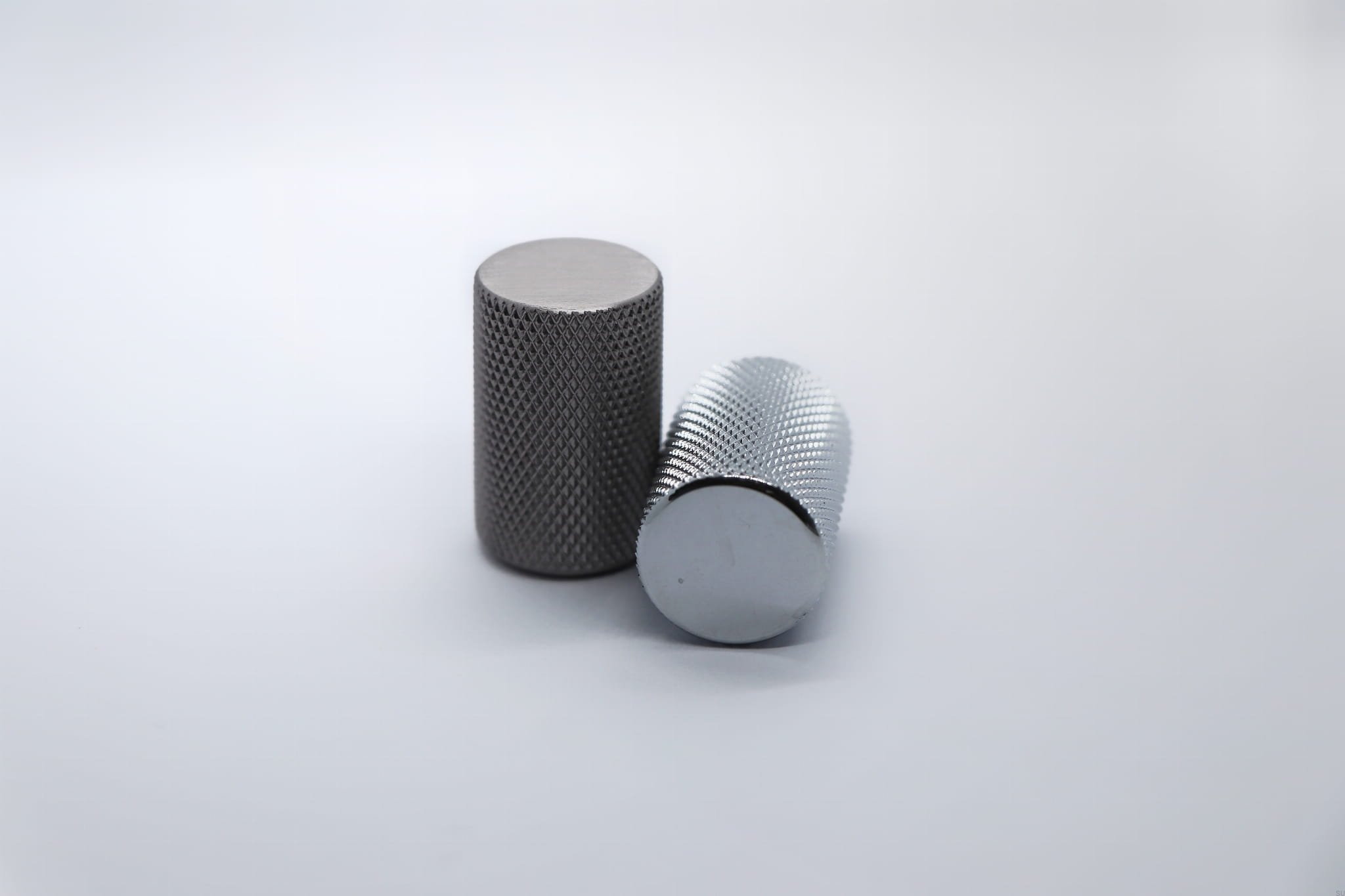 Zdjęcie porównawcze gałek Graf Chrom oraz Graf srebrnej