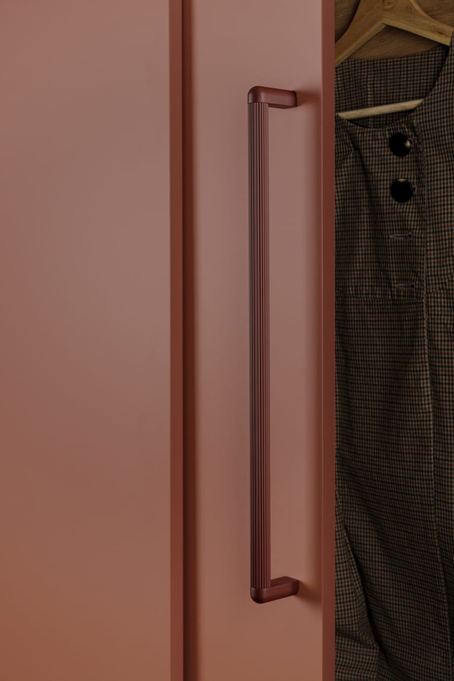 0655480LM72--Uchwyt-meblowy-podłużny-Riss-Big-480-Aluminiowy-Czerwony-Viefe-Skandynawskie-Uchwyty_2