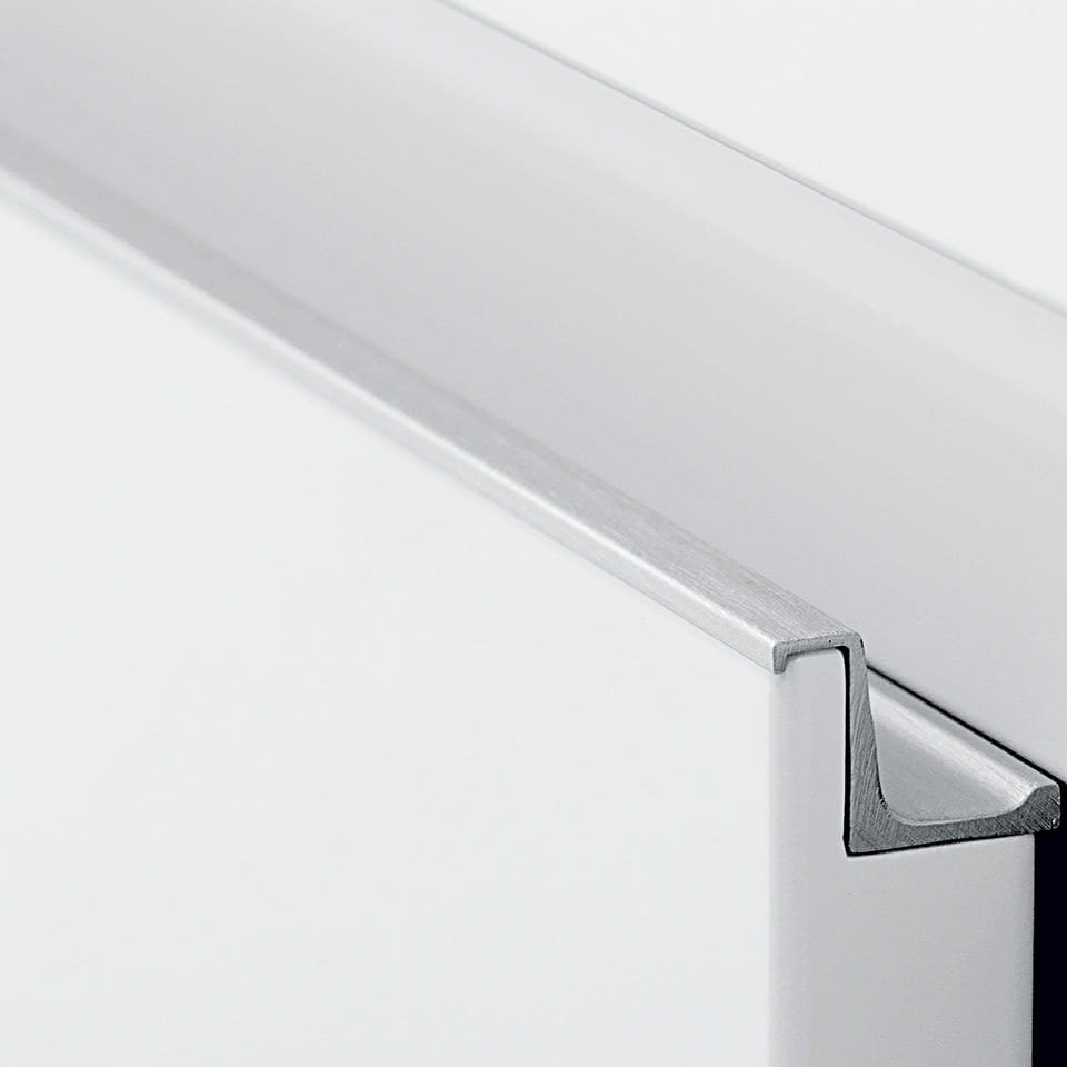 460115--Uchwyt-meblowy-krawędziowy-Cover-596-Srebrny-Stalowy-Beslag-Design-Skandynawskie-Uchwyty_3