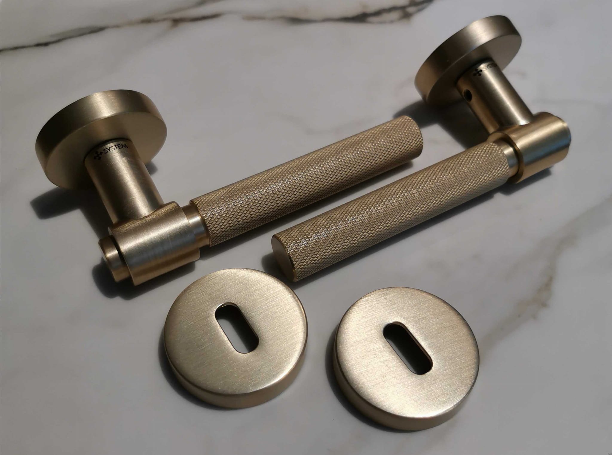 751012-41M--Klamka-do-Drzwi-Helix-200-Metalowa-Złota-Zamek-Modułowy-Beslag-Design-Skandynawskie-Uchwyty_5