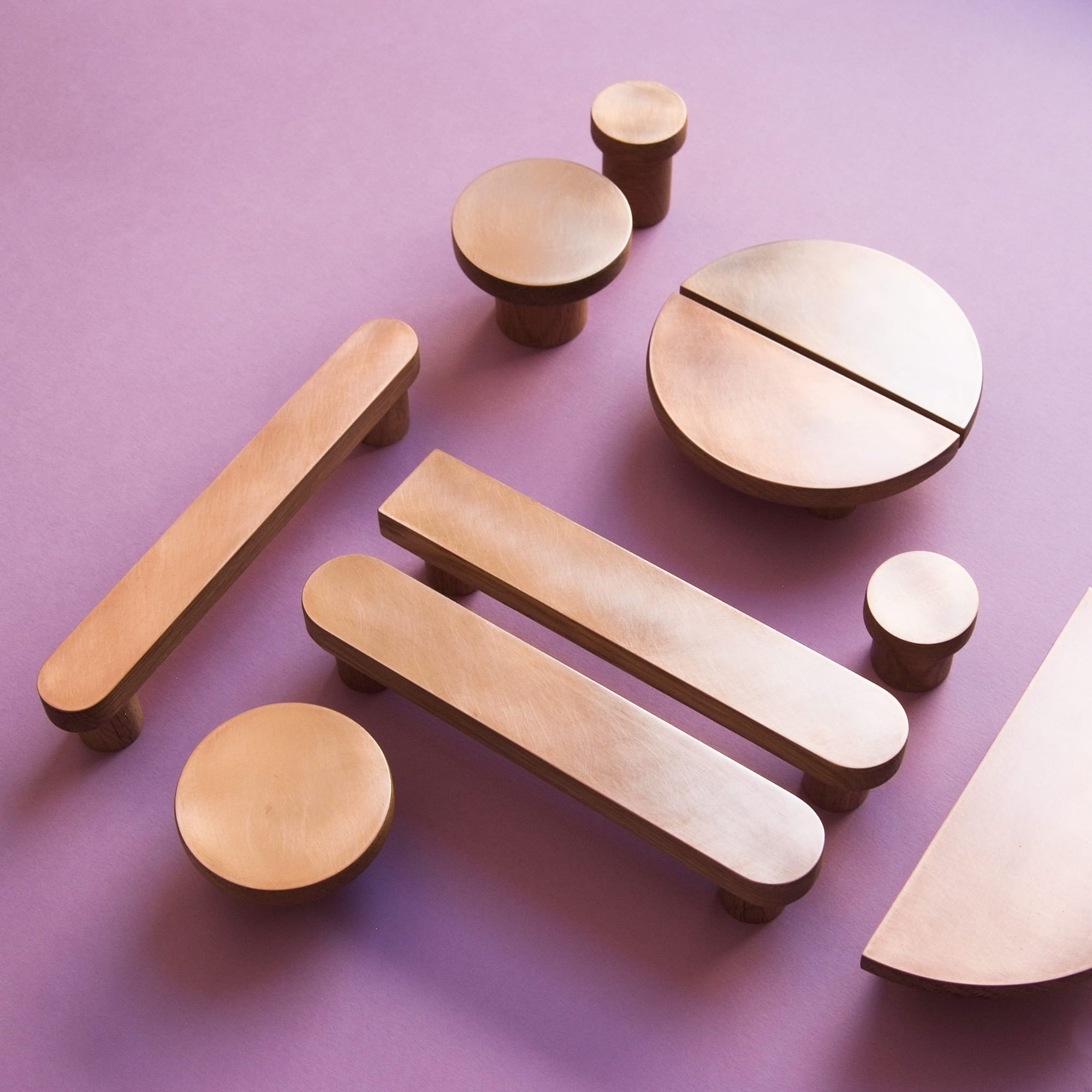 M_4-0-0-2--Uchwyt-Meblowy-Podłużny-Copper-Half-Round-Drewniany-Dębowy-z-Miedzią-Szczotkowaną-Nielakierowaną-Dot-Manufacture-Skandynawskie-Uchwyty_5