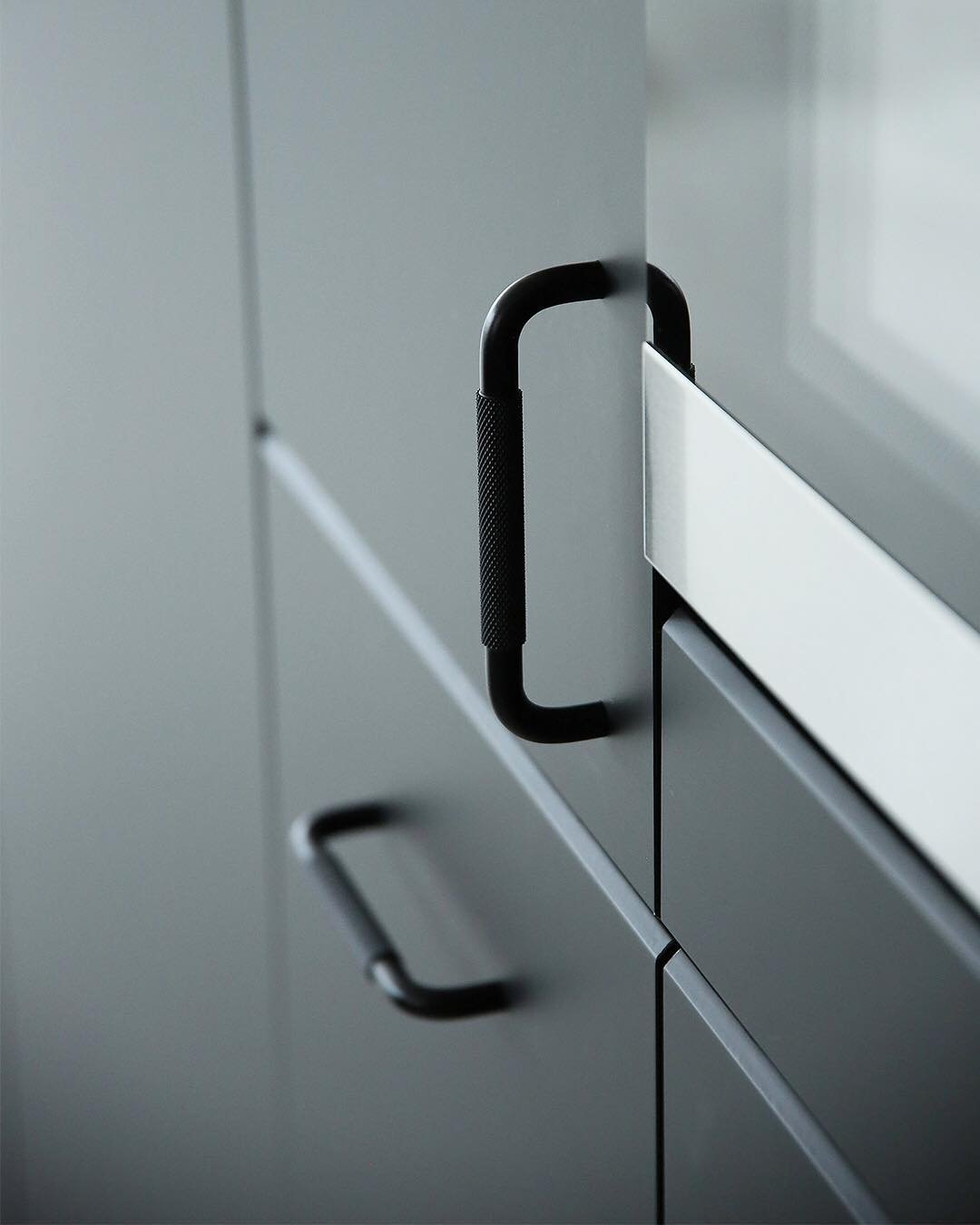 Uchwyt podłużny Helix 128mm, czarny, na meblu.jpg