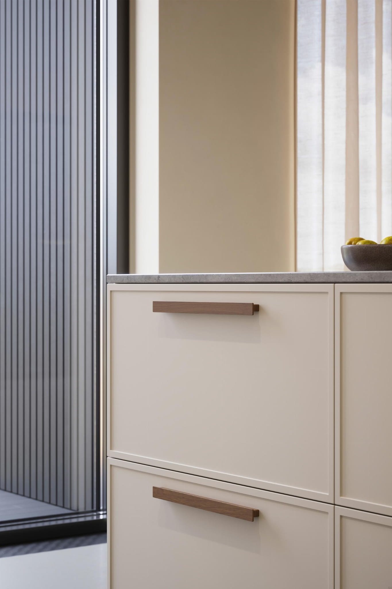 108220160-292--Uchwyt-meblowy-podłużny-Shelter-160-Drewniany-Orzech-Włoski-Furnipart-Skandynawskie-Uchwyty_2