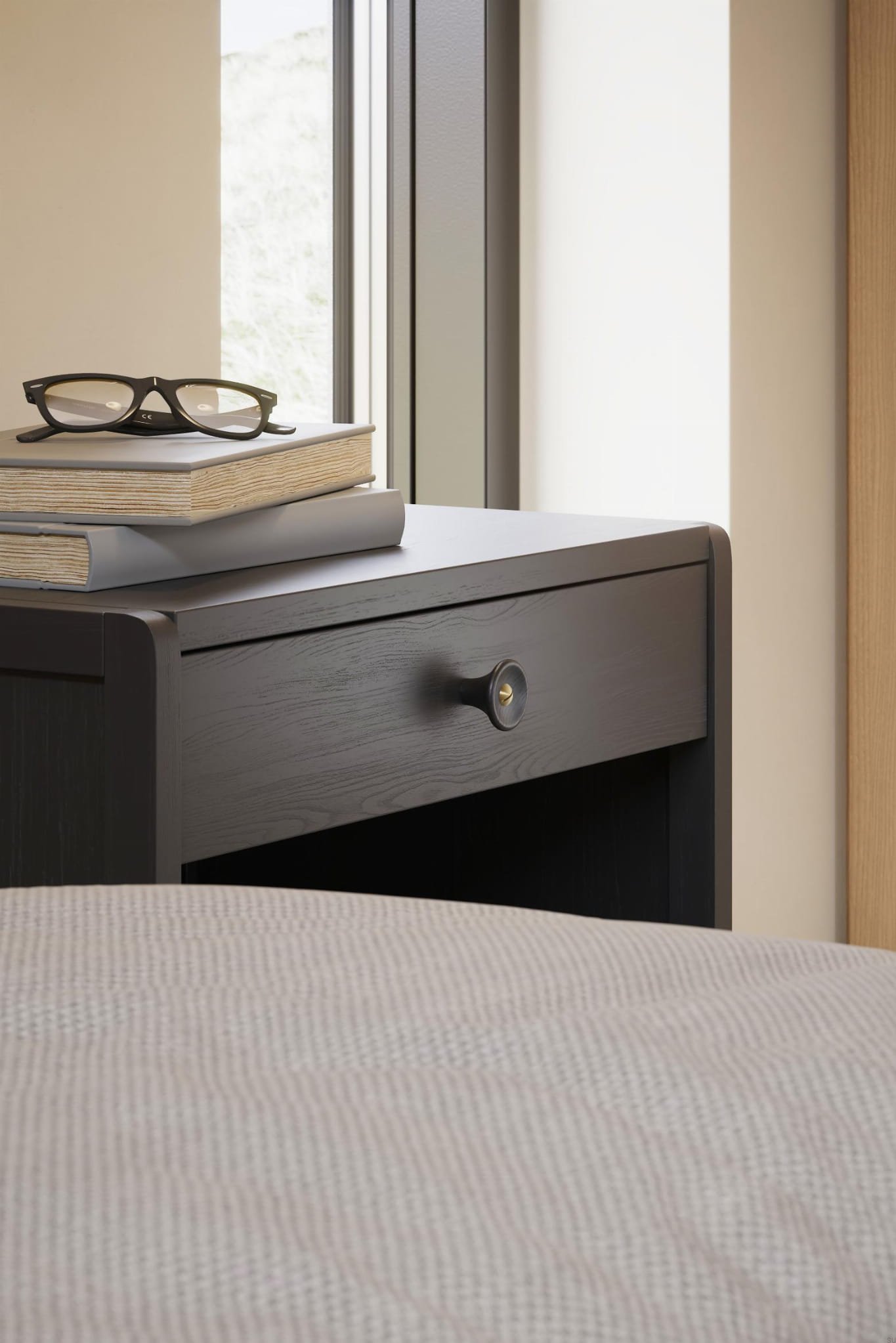 115920038-994/29--Gałka-meblowa-Recta-38-Drewniana-Jesion-Czarna-ze-Złotym-Furnipart-Skandynawskie-Uchwyty_2