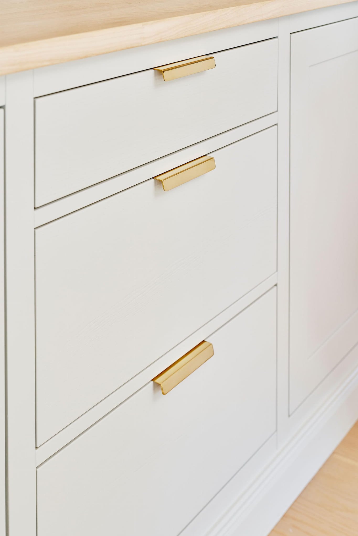 242430120-15--Uchwyt-meblowy-krawędziowy-Patina-96-Mosiężny-Złoty-Polerowany-Nielakierowany-Furnipart-Skandynawskie-Uchwyty_2