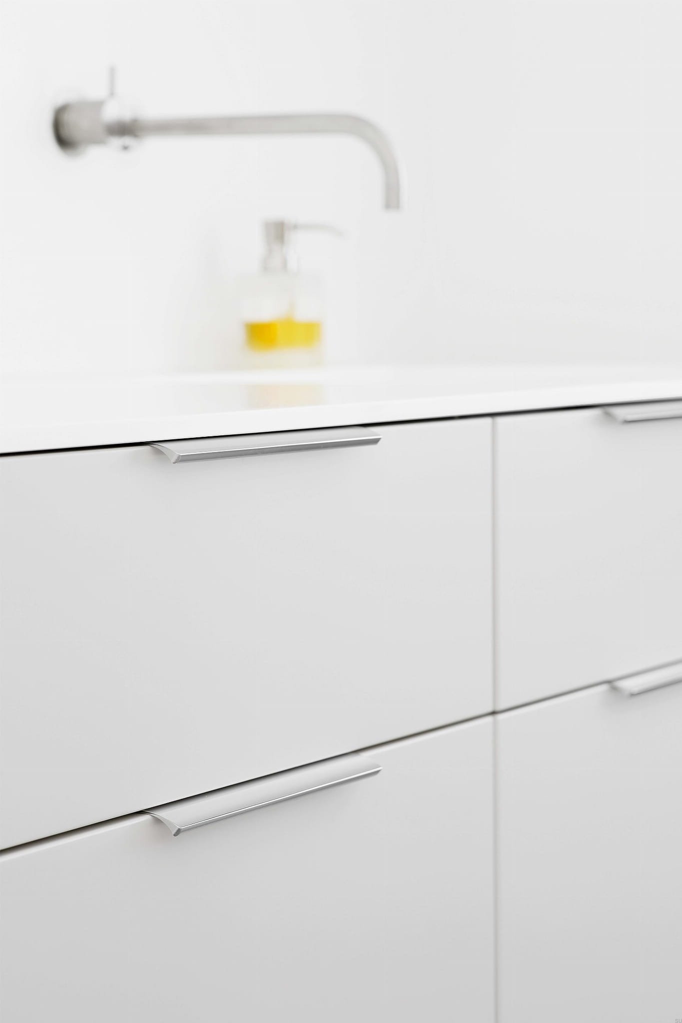 419720200-08.1--Uchwyt-meblowy-krawędziowy-Edge-Straight-200-Aluminiowy-Chromowany-Furnipart-Skandynawskie-Uchwyty_2