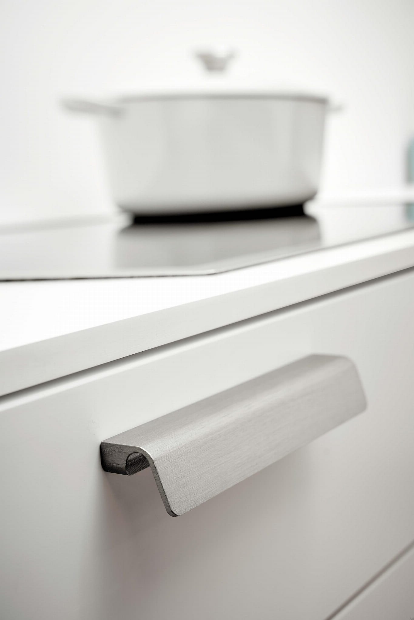 442220160-66--Uchwyt-meblowy-podłużny-Fringe-160-Aluminiowy-Srebrny-Furnipart-Skandynawskie-Uchwyty_2