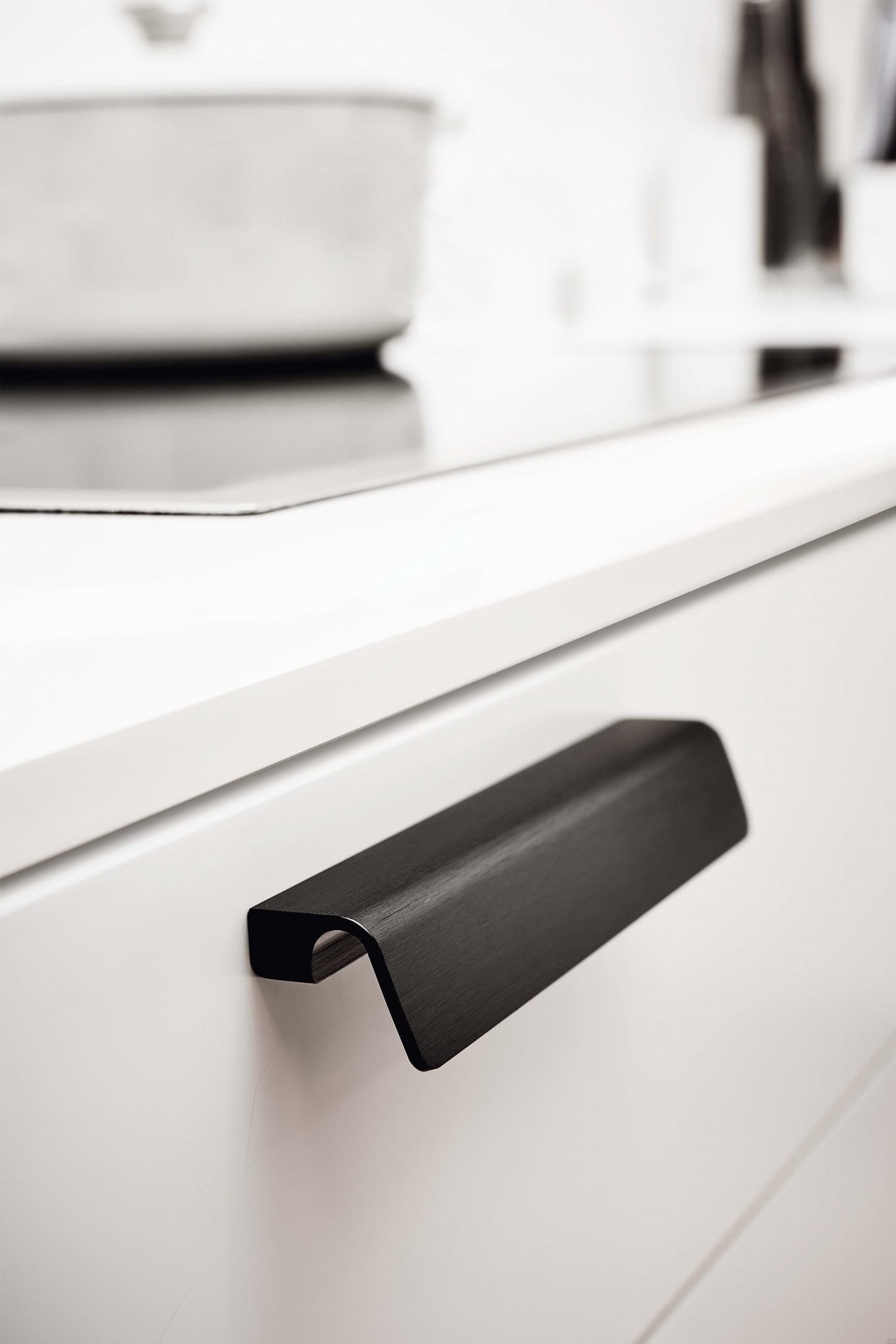 442220160-76--Uchwyt-meblowy-podłużny-Fringe-160-Aluminiowy-Czarny-Mat-Szczotkowany-Furnipart-Skandynawskie-Uchwyty_2