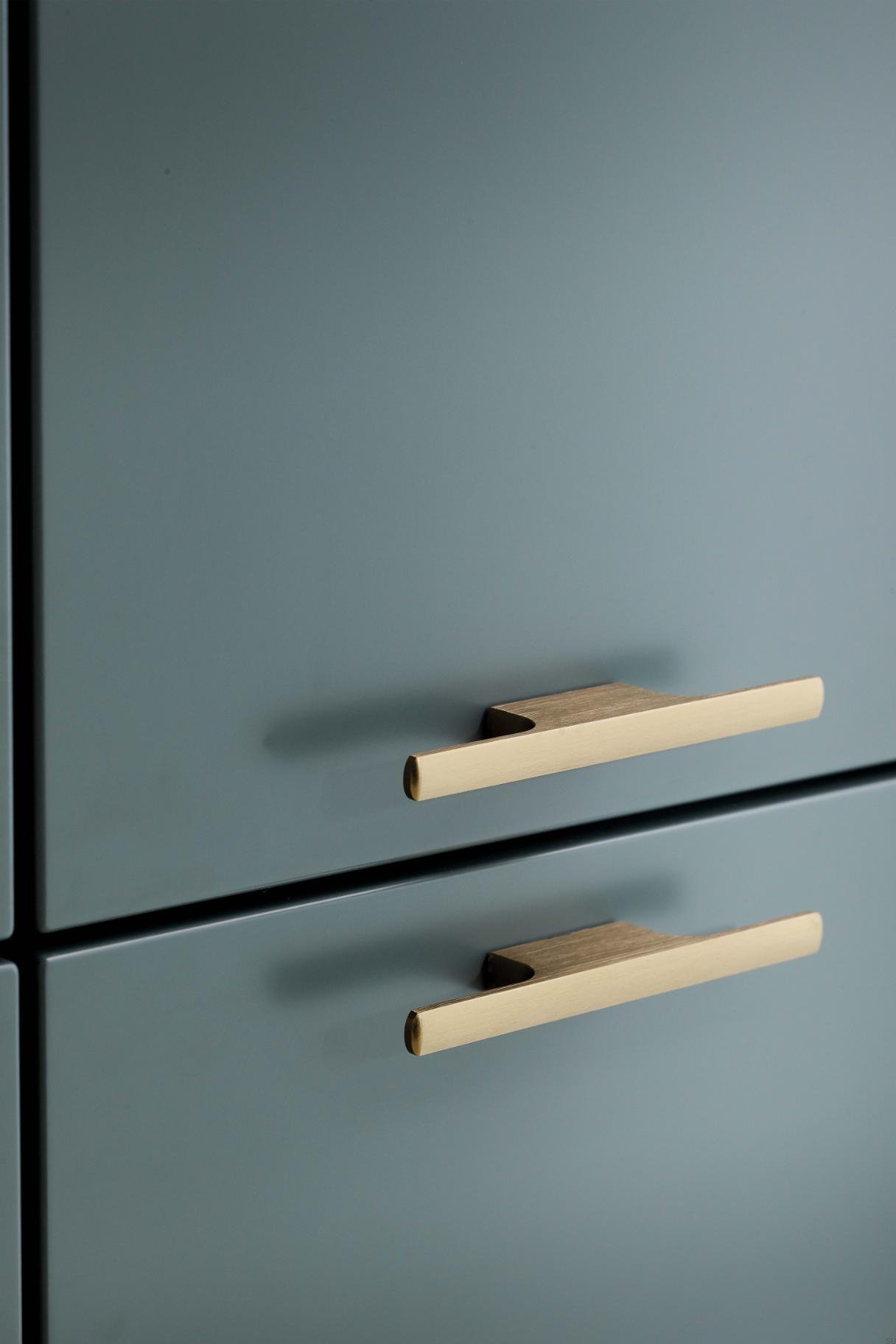 446320032-31--Uchwyt-meblowy-podłużny-Tau-32-Aluminiowy-Złoty-Szczotkowany-Furnipart-Skandynawskie-Uchwyty_2