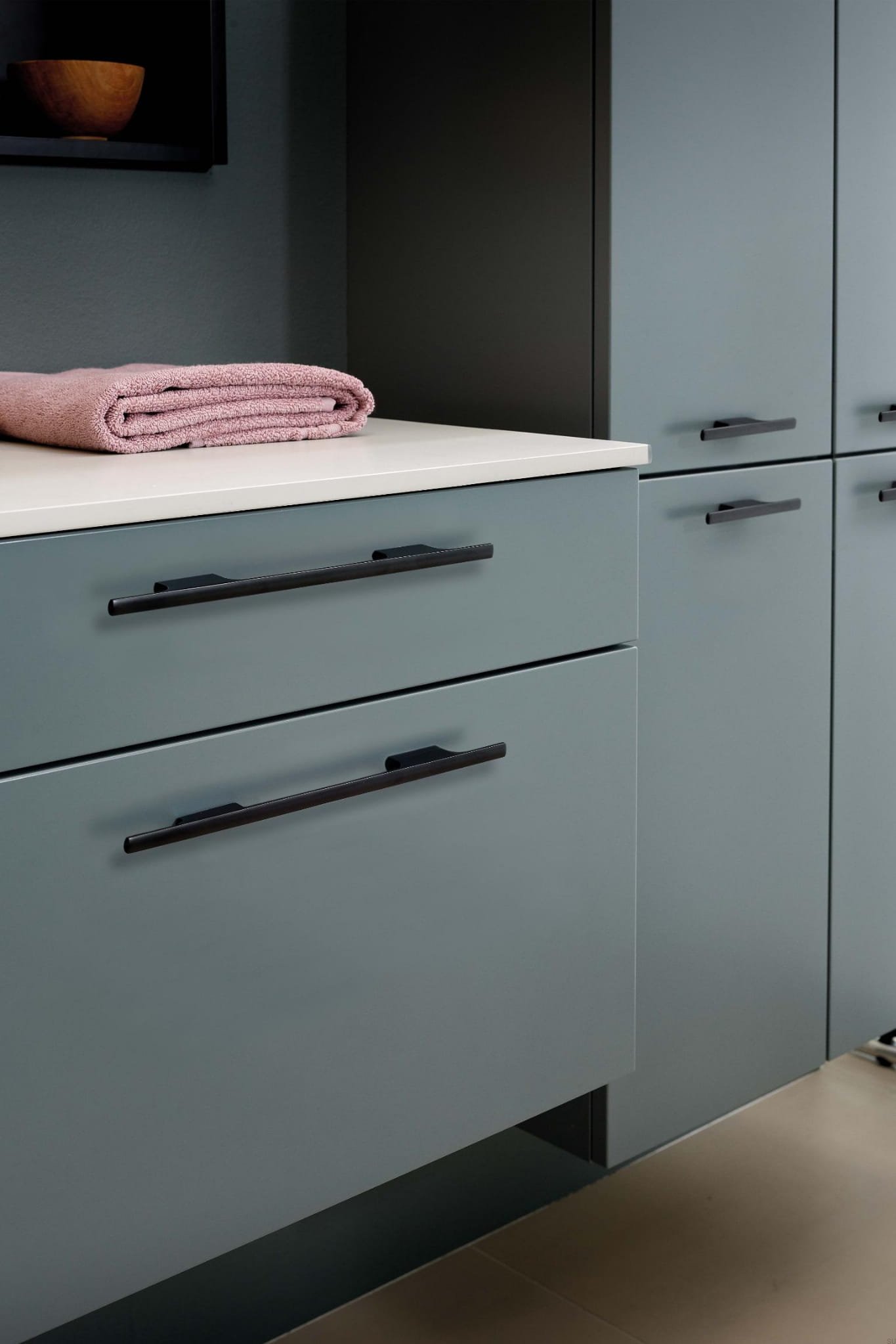 446320160-76--Uchwyt-meblowy-podłużny-Tau-160-Aluminiowy-Czarny-Mat-Szczotkowany-Furnipart-Skandynawskie-Uchwyty_2