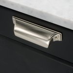 Uchwyt meblowy muszlowy Timjan 64 Srebrny nikiel polerowany na meblu