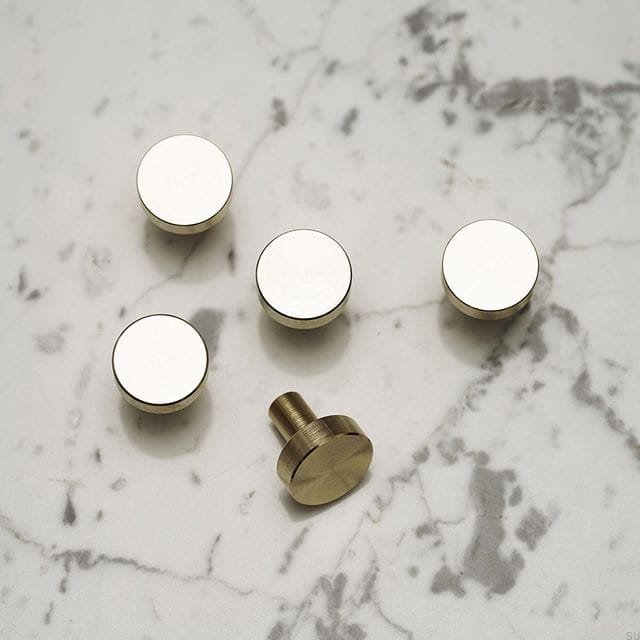 U.7.3--Gałka-Meblowa-Nena-S-Short-Mosiężna-Szczotkowana-Nielakierowana-Open&Hide-Skandynawskie-Uchwyty_3