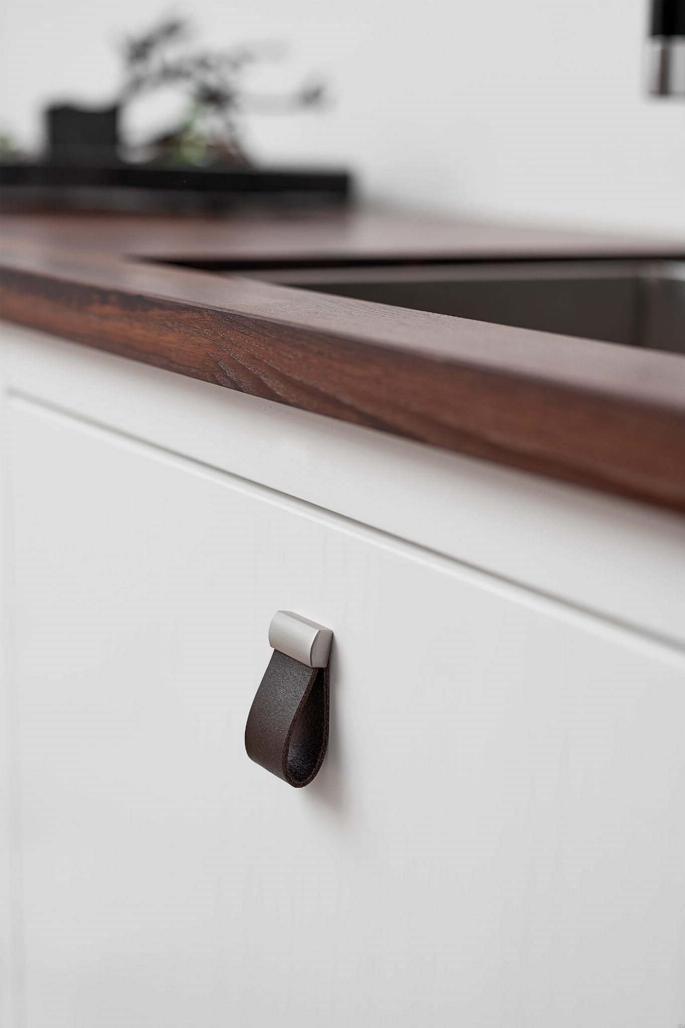 545560016-104/66--Gałka-meblowa-Strap-16-Skórzana-Brązowa-ze-Srebrnym-Furnipart-Skandynawskie-Uchwyty_2