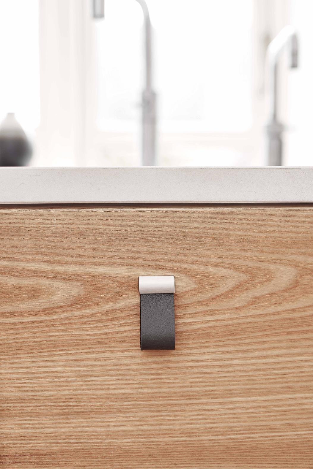 545560016-105/66--Gałka-meblowa-Strap-16-Skórzana-Brązowa-ze-Srebrnym-Furnipart-Skandynawskie-Uchwyty_2