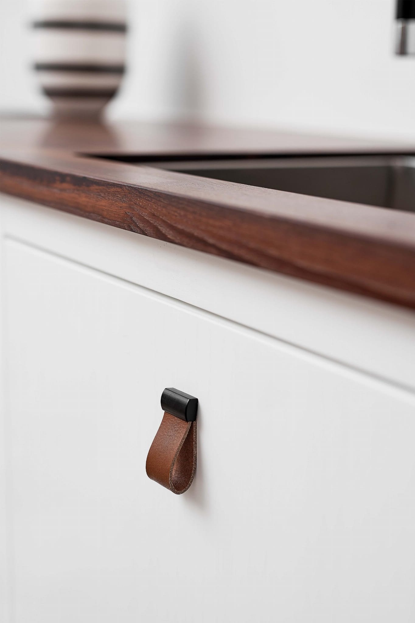 545560016-105/9005--Gałka-meblowa-Strap-16-Skórzana-Brązowa-z-Czarnym-Furnipart-Skandynawskie-Uchwyty_2