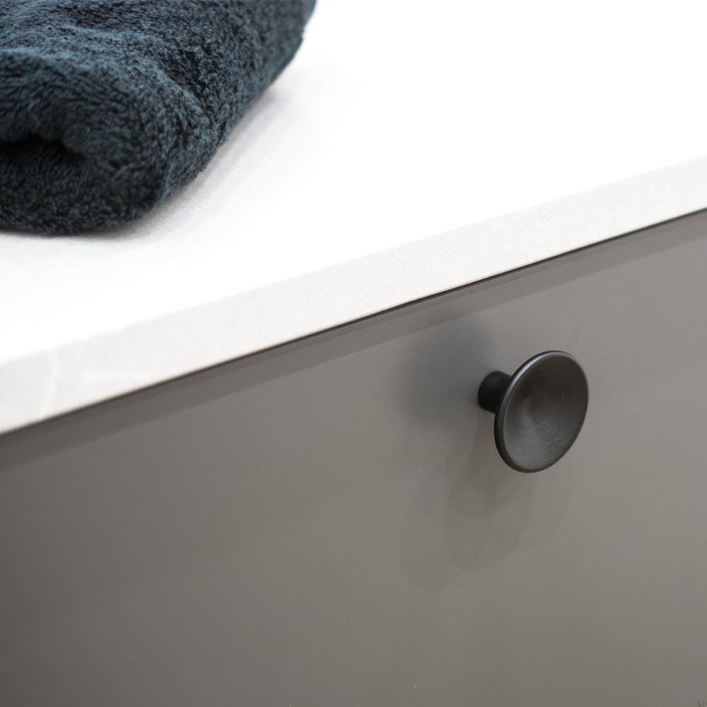 Zdjecie galki trumpet czarnej na meblu