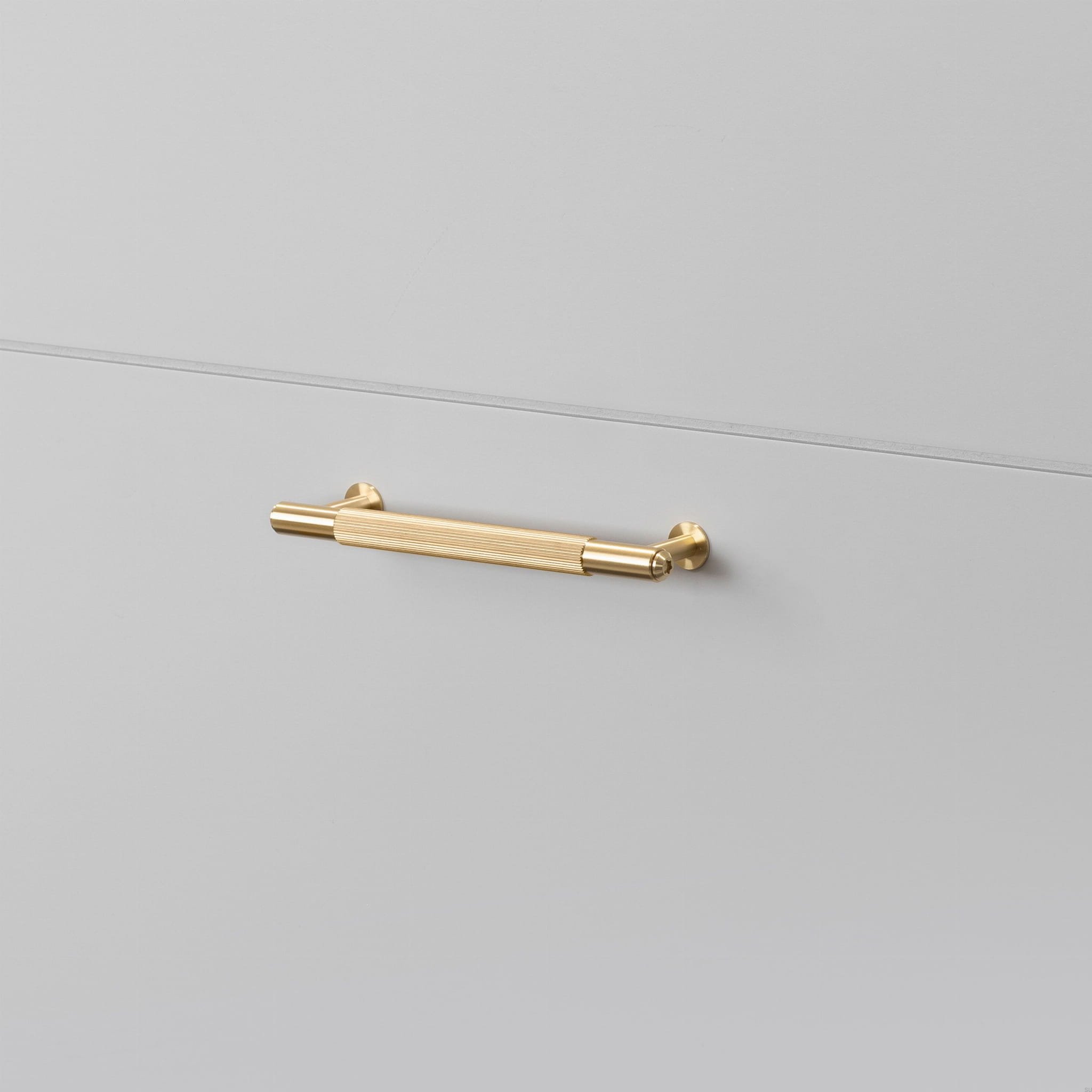 Zdjecie uchwytu meblowego Pull Bar Linear Small mosieznego
