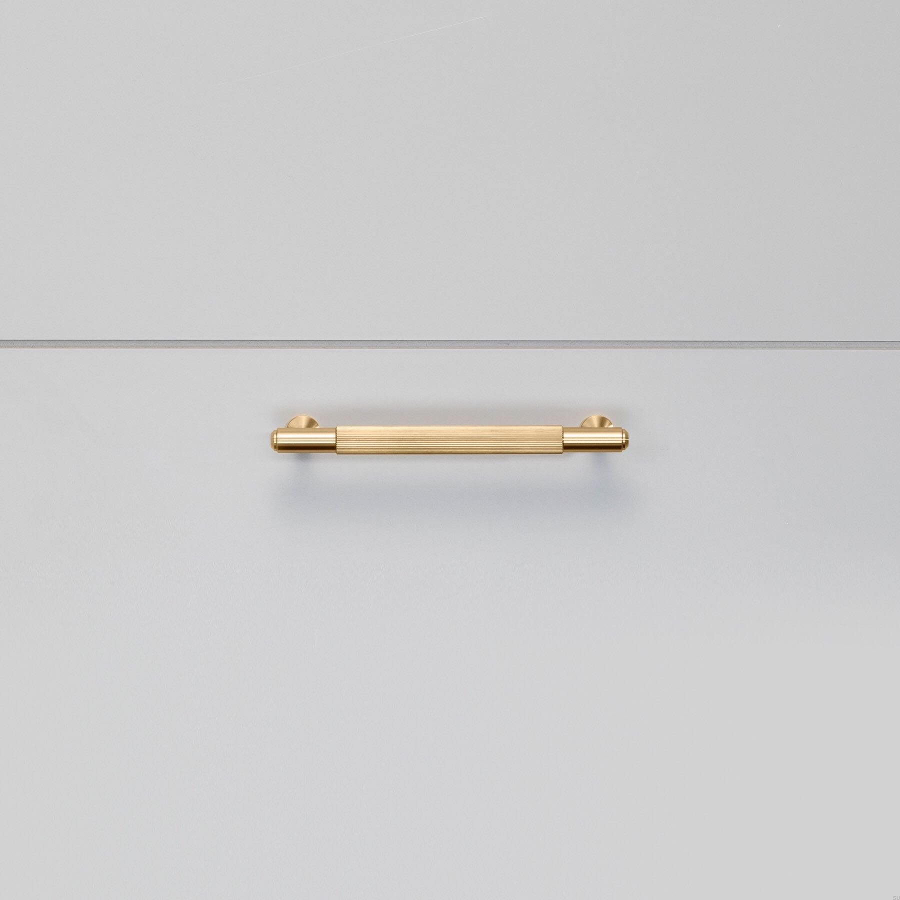 Zdjecie uchwytu meblowego Pull Bar Linear Small mosieznego na meblu