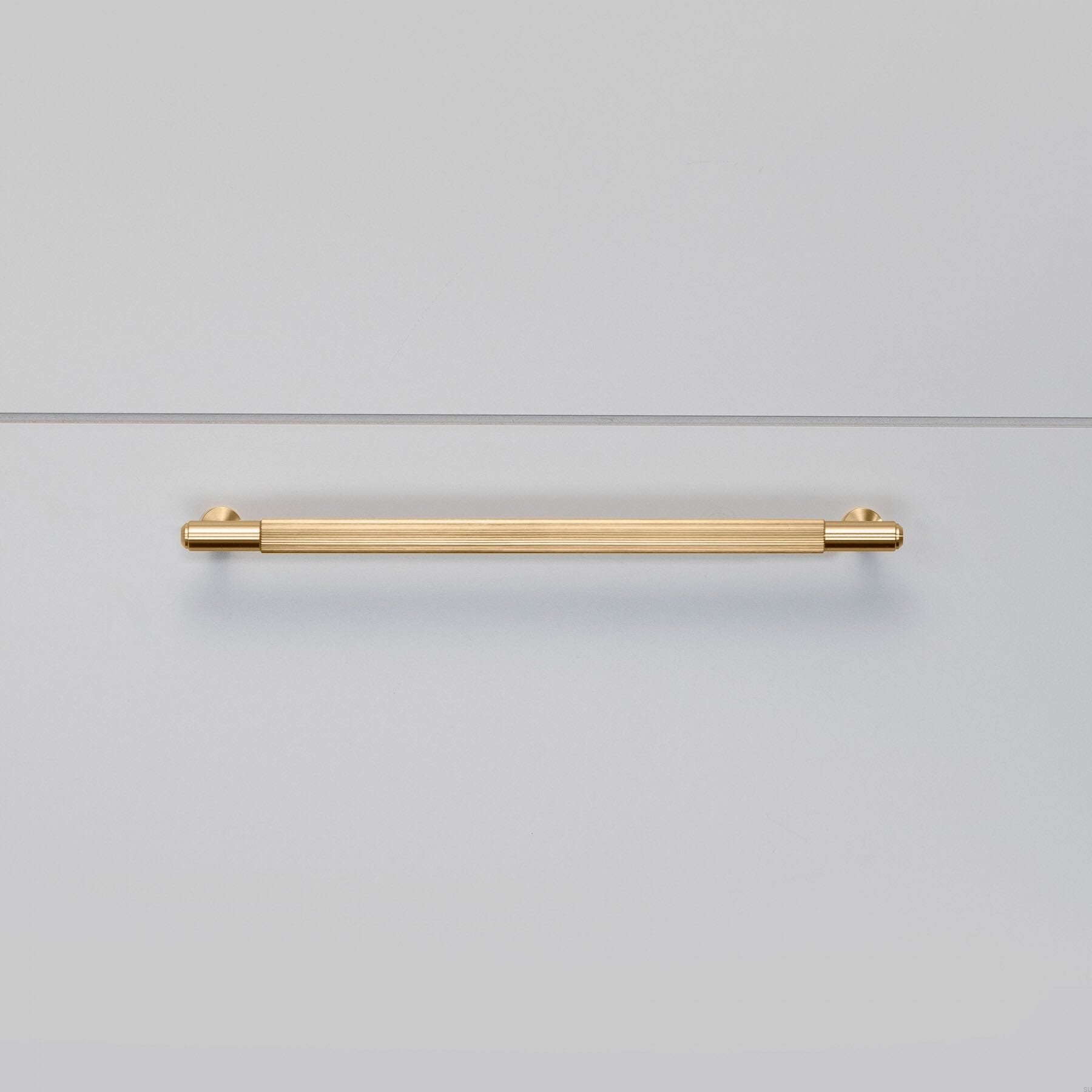 Zdjecie uchwytu meblowego Pull Bar Linear Medium na meblu