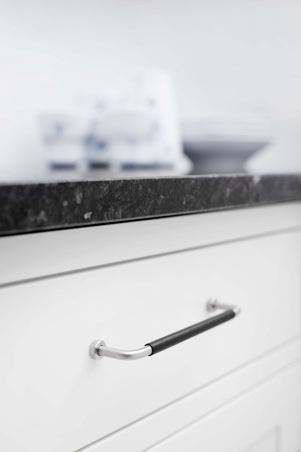 240330160-102/25--Uchwyt-meblowy-podłużny-Lounge-160-Stalowy-Srebrny-Polerowany-ze-Skórzanym-Czarnym-Furnipart-Skandynawskie-Uchwyty_2