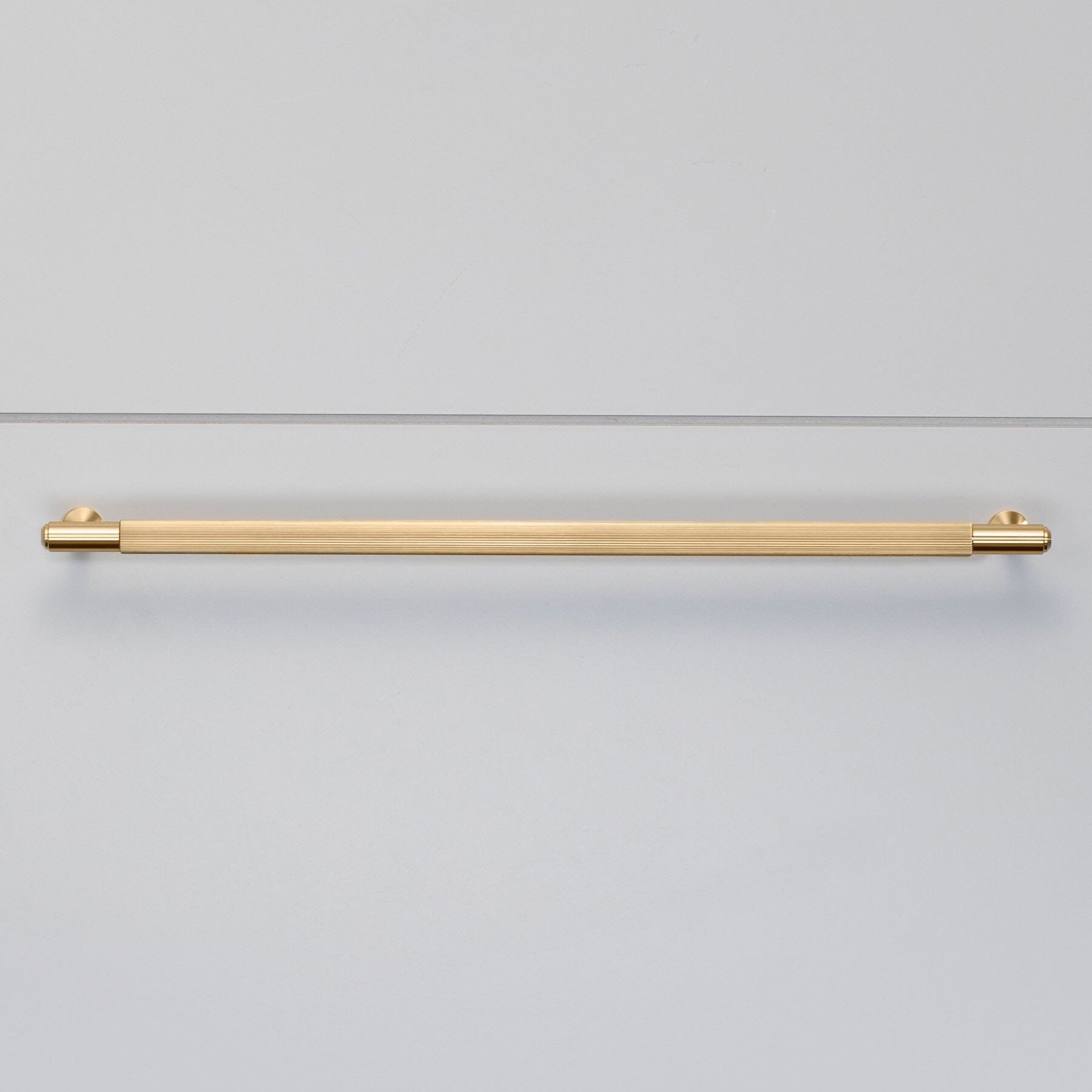 Zdjecie uchwytu meblowego Pull Bar Linear Large mosieznego na meblu