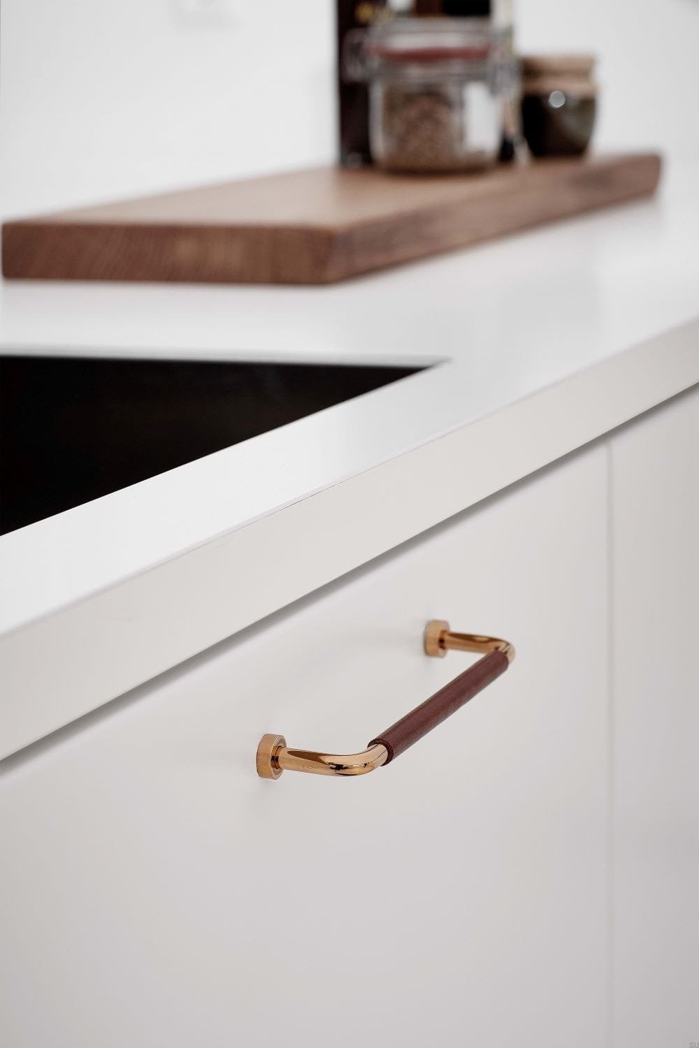 240330160-104/29--Uchwyt-meblowy-podłużny-Lounge-160-Mosiężny-Złoty-Polerowany-z-Brązową-Skórą-Furnipart-Skandynawskie-Uchwyty_2