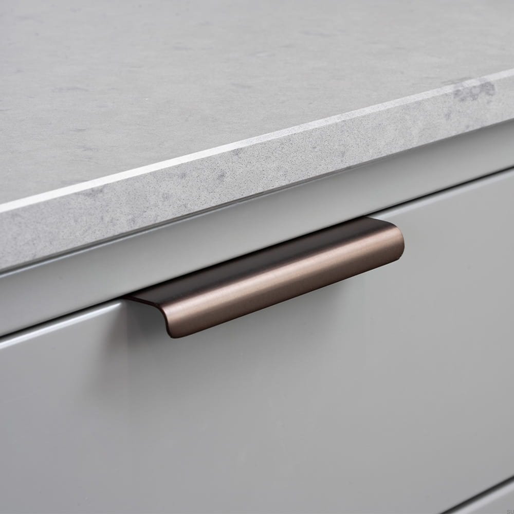 343459-11--Uchwyt-meblowy-krawędziowy-Lip-120-Mosiężny-Brązowy-Beslag-design-Skandynawskie-Uchwyty_2