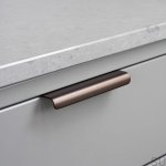 343459-11--Uchwyt-meblowy-krawędziowy-Lip-120-Mosiężny-Brązowy-Beslag-design-Skandynawskie-Uchwyty_2