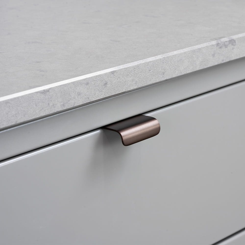 343449-11--Uchwyt-meblowy-krawędziowy-Lip-40-Mosiężny-Brązowy-Beslag-Design-Skandynawskie-Uchwyty_2