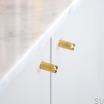 Zdjecie zestawu galek Linear mosieznego na meblu