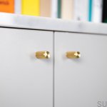 Zdjecie zestawu galek Linear mosieznego na meblu