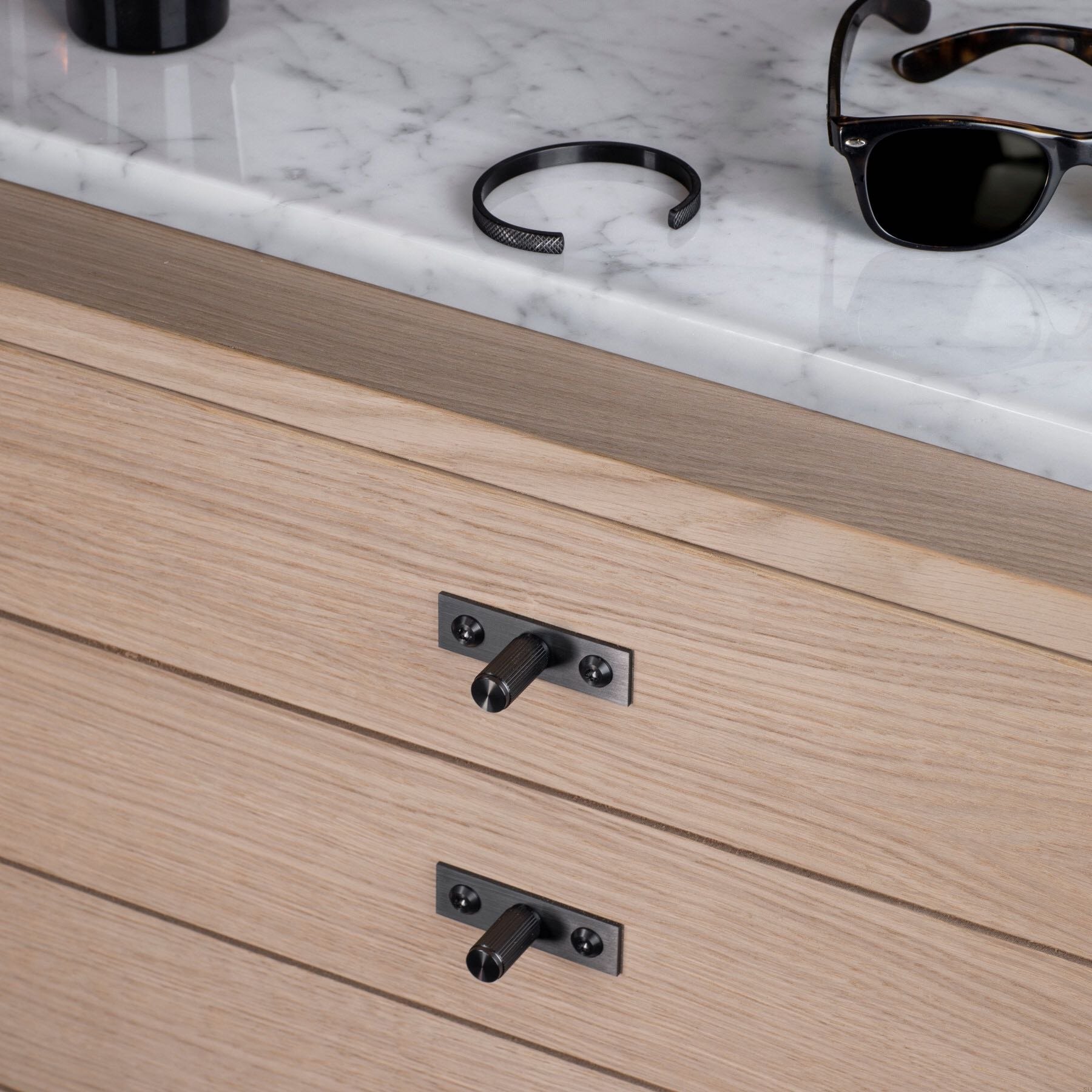 Zdjecie galki Linear Plate Gun metal na meblu