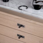 Zdjecie galki Linear Plate Gun metal na meblu