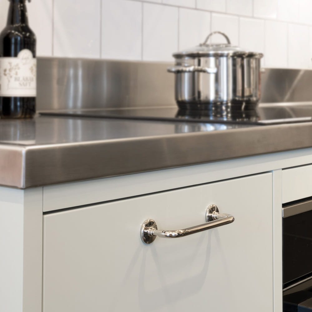 372007-41--Uchwyt-meblowy-podłużny-Jubilee-128-Mosiężny-Srebrny-Niklowany-Polerowany-Beslag-Design-Skandynawskie-Uchwyty_2