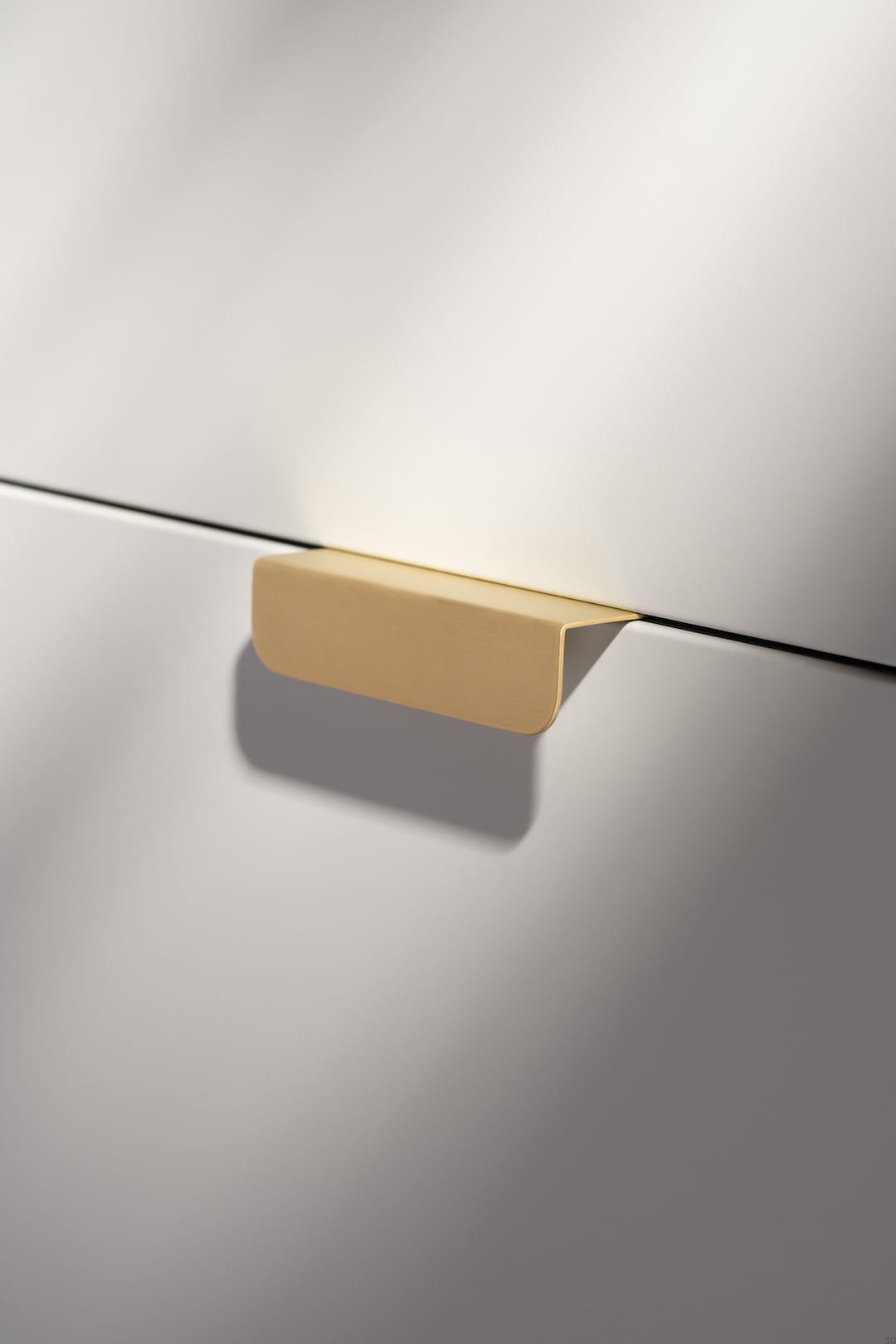 U.16.0.M--Uchwyt-meblowy-krawędziowy-Edit-Matt-100-Mosiężny-Szczotkowany-Open&Hide-Skandynawskie-Uchwyty_3