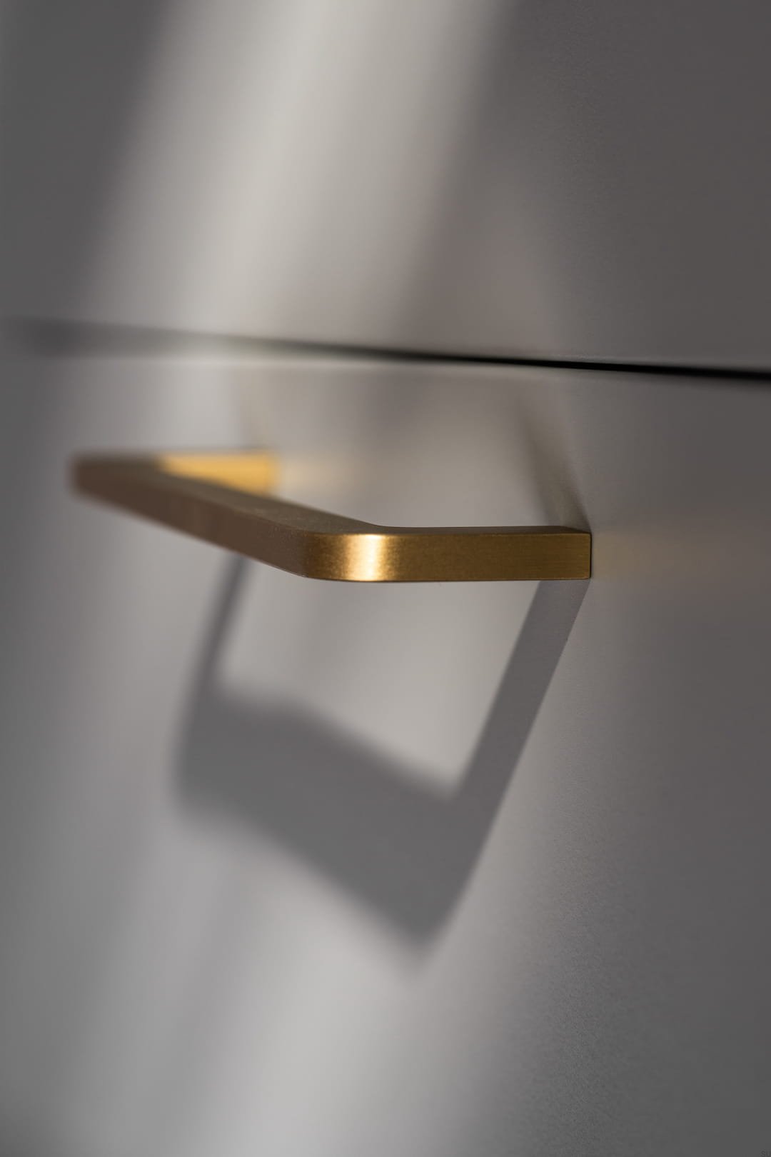 U.6.3--Uchwyt-meblowy-podłużny-Isa-128-Mosiężny-Szczotkowany-Nielakierowany-Open&Hide-Skandynawskie-Uchwyty_2