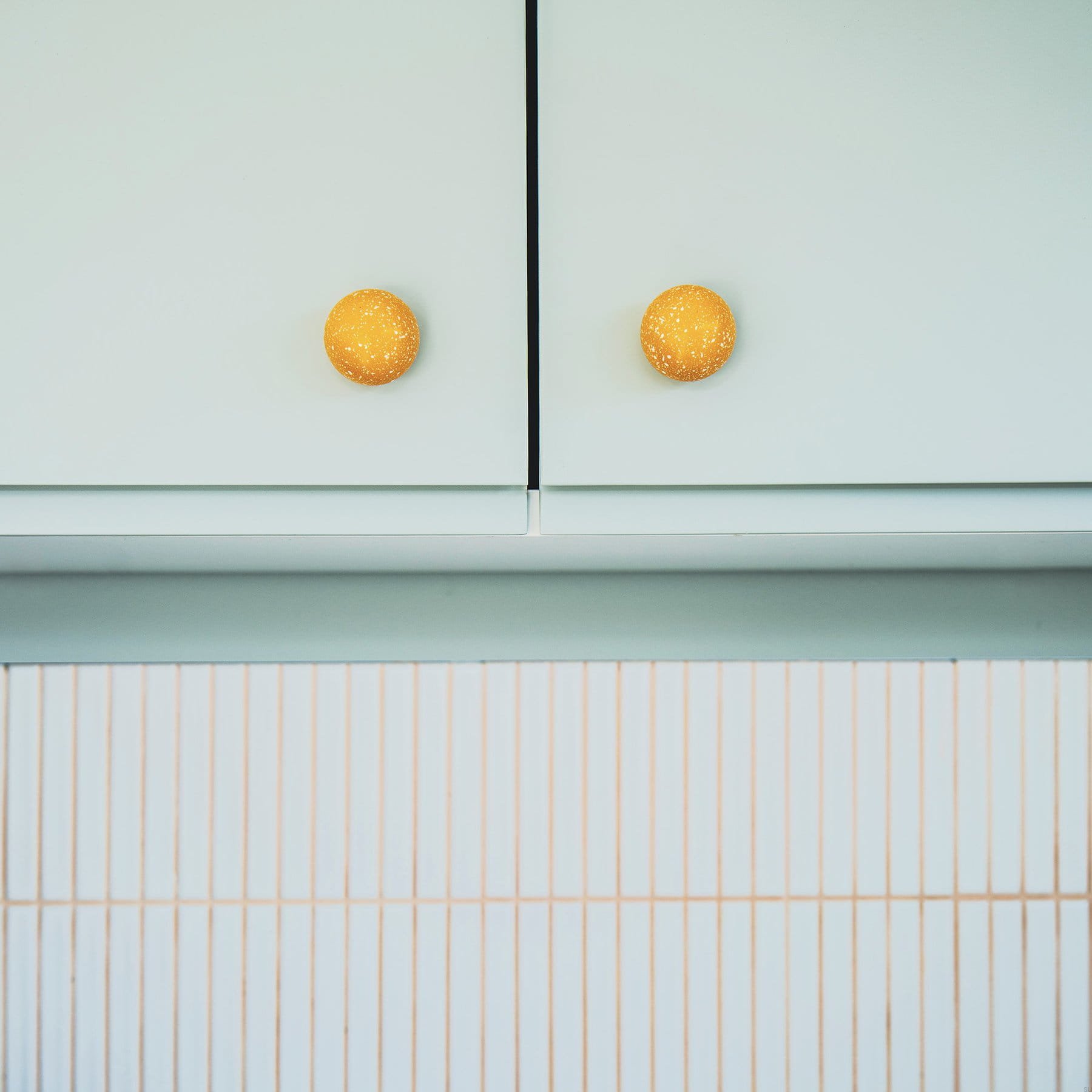 Ylw&WhMl--Gałka-meblowa-Ren-Melange-Yellow-&-White-35-Drewniana-Bukowa-Vince-Skandynawskie-Uchwyty_4