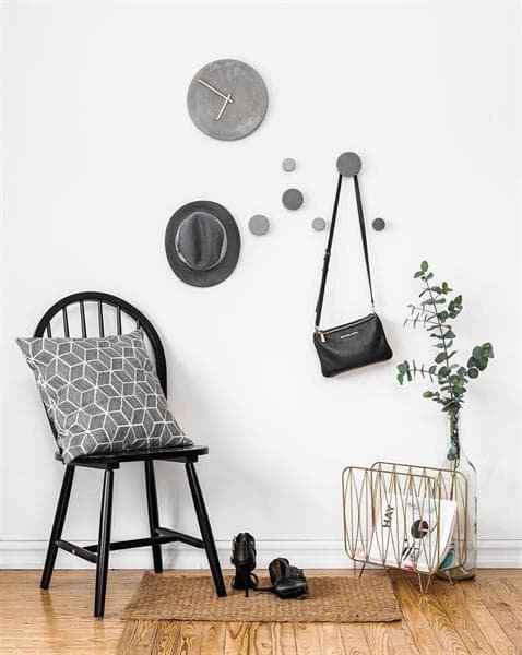 Zdjecie galki 1005 large szarej na scianie jako wieszak