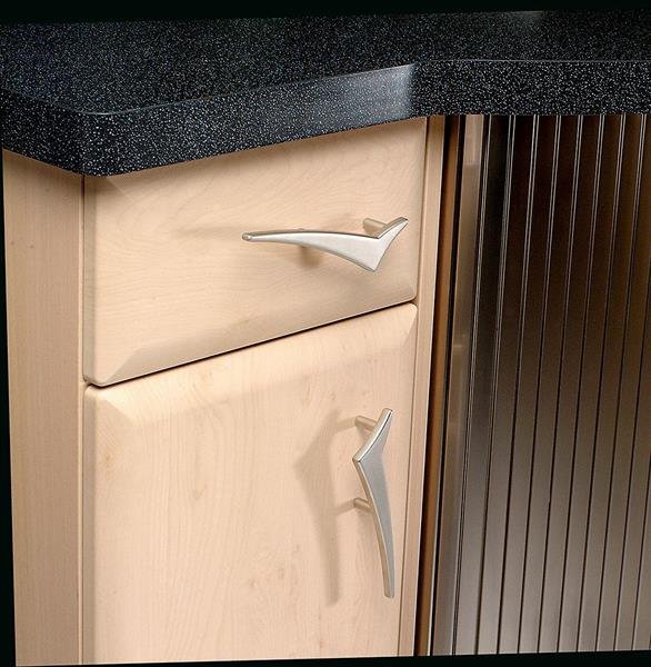 Zdjecie uchwytu podluznego 1249 srebrnego na meblu