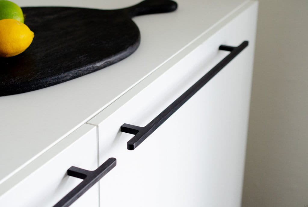 HA82AS--Uchwyt-meblowy-podłużny-Flatline-430-Aluminiowa-Czarna-BB-Sweden-Skandynawskie-Uchwyty_2